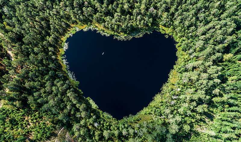 Foto aérea de un lago con forma de corazón