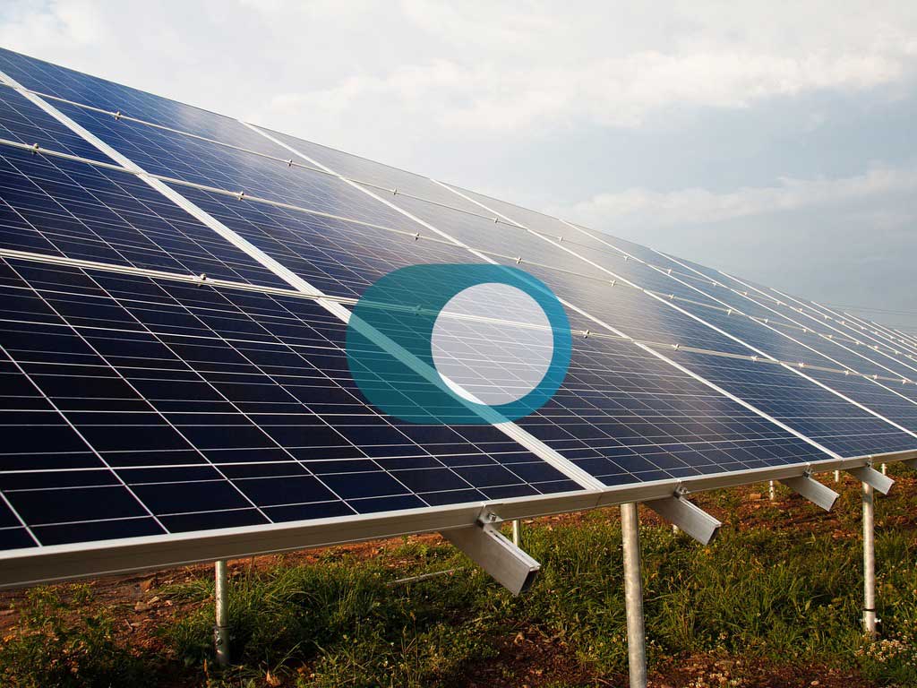 Imagen de un panel fotovoltaico con el logotipo de Cogenio sobre ella