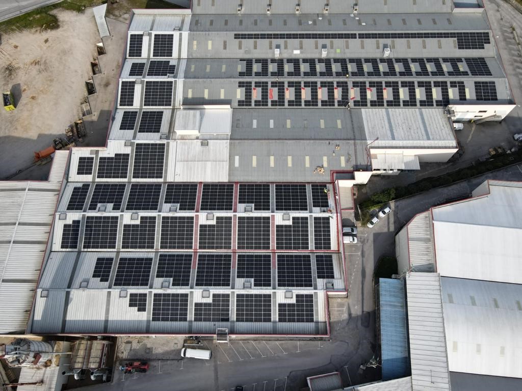 Paneles solares sobre la cubierta del Grupo Aquinos en Portugal
